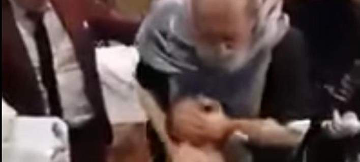 Παπάς στη Ρουμανία τρελαίνεται με το κλάμα του μωρού που βαφτίζει – Δείτε τι του κάνει [βίντεο]